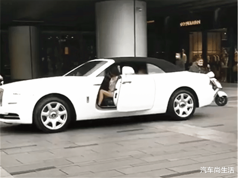 【劳斯莱斯】偶遇600万劳斯莱斯，女司机一下车网友就懂了：看鞋就知道是啥角色！