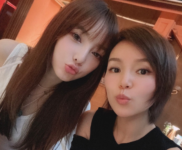 李小璐|李小璐带女儿与友人相聚，8岁甜馨越长越漂亮，和小伙伴一起玩耍又美又开心