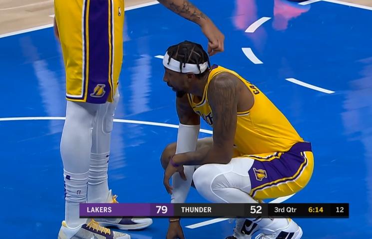 安東尼·戴維斯|湖人搞笑一幕！濃眉太調(diào)皮了，場(chǎng)上玩波普的頭發(fā)，后者很無(wú)語(yǔ)