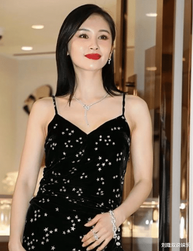 「王诗龄」长发的李宇春，长发的马丽，长发的王子文，看到长发的她：不剪发早火了！