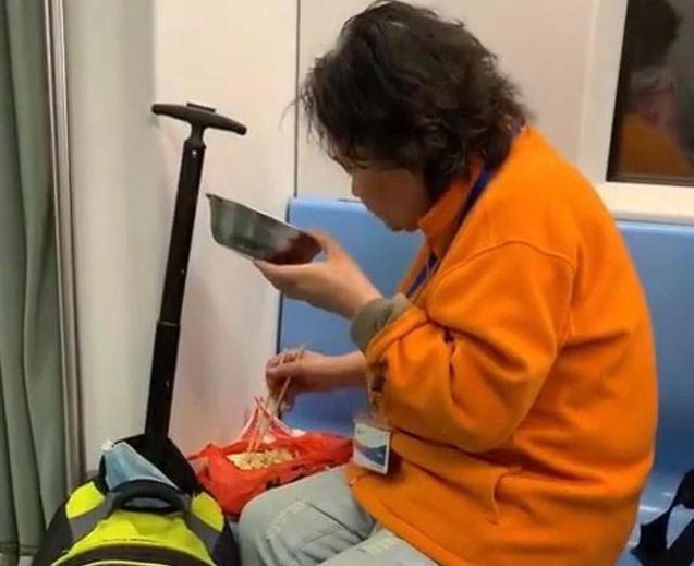 【】碗筷一应俱全，地铁上大口吃面旁若无人，女子认错：不会再这样了