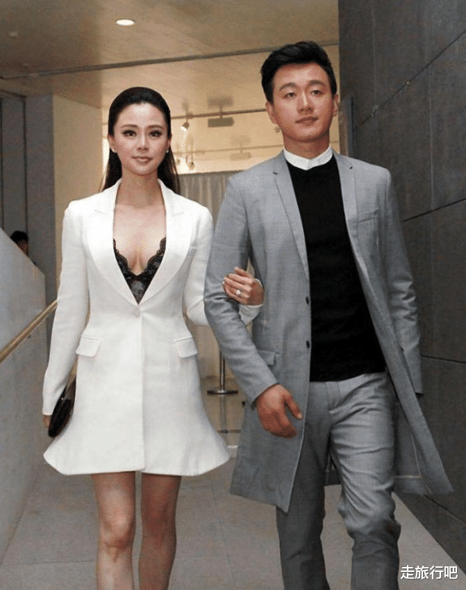 佟大为■佟大为果然“不简单”，老师8年为他生了3个孩子，情商真不低！