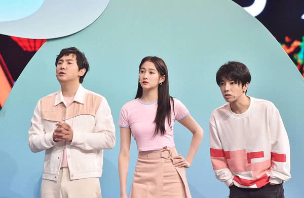 关晓彤@关晓彤: 我173, 华晨宇: 我也173, 看到鞋底: 谁在说谎, 一目了然