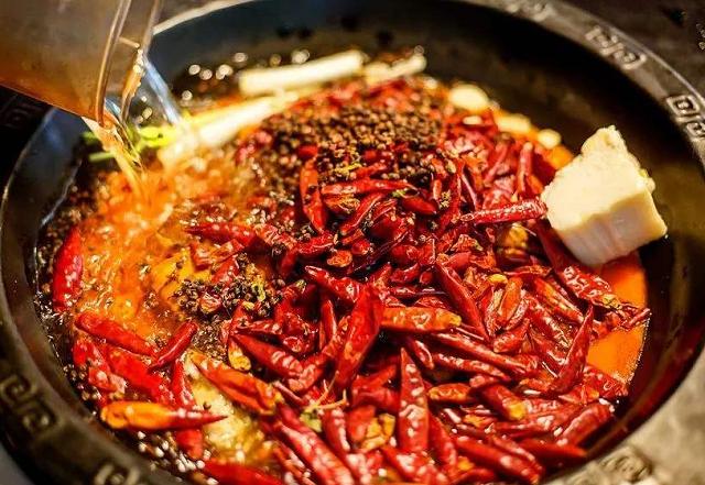 牛蛙|我国“最辣”的三道菜，第1道吃一口就流口水，第3道很少人敢吃