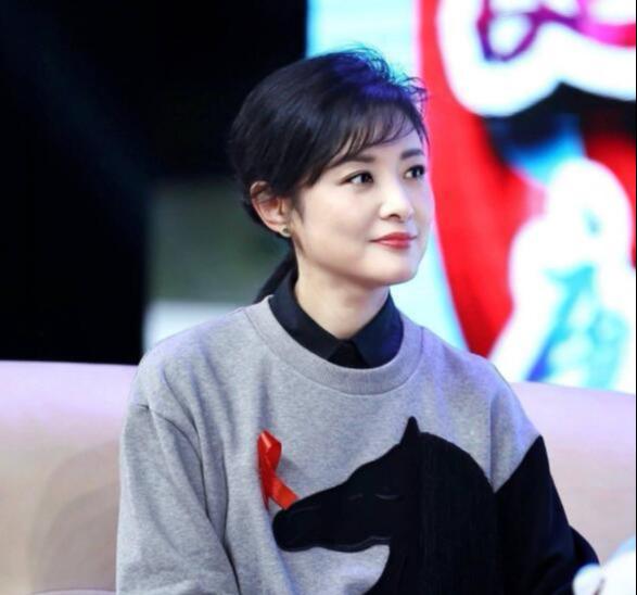 52岁周涛离开央视气质越来越佳一袭马甲配香槟衬衫美成校园女神