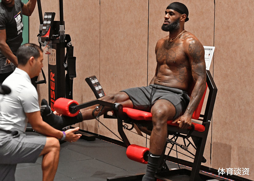 勒布朗·詹姆斯|练得就像钢筋!詹姆斯“畸形”小腿引热议,难怪能赚3.9亿,都变形了