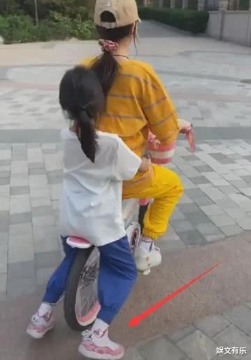 『李小璐』李小璐带女儿骑单车超温馨,甜馨脚上球鞋暴露生活水平,贾乃亮知道吗?