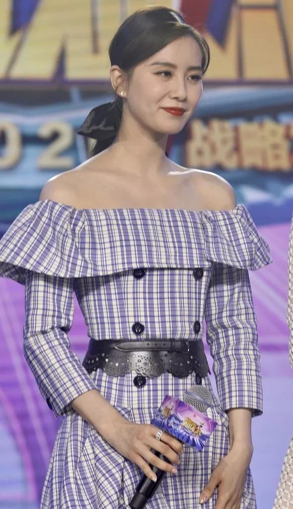 赵丽颖|赵丽颖后刘诗诗也现身,头上丝带少女感爆棚身材比例比赵丽颖完美