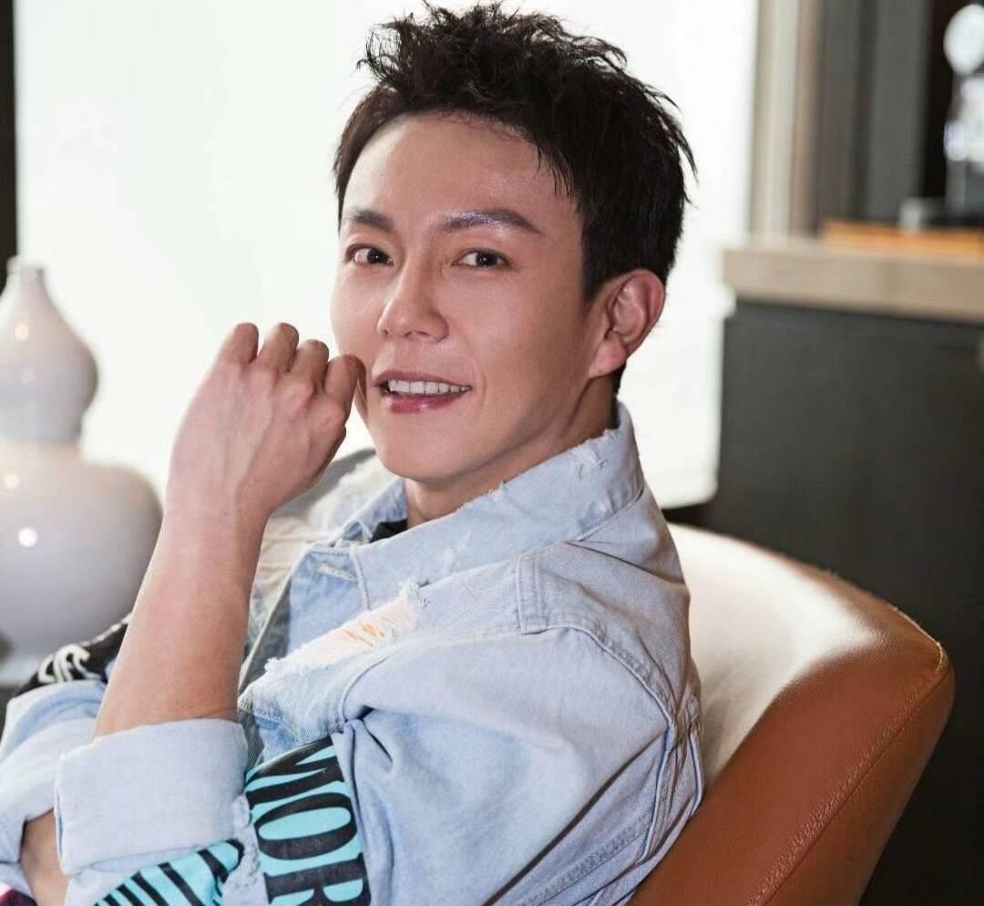 #欧阳娜娜#刚出完三首单曲，欧阳娜娜又与壹心娱乐解约，终于“自由了”！