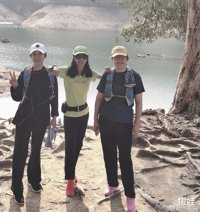 「米雪」64岁米雪相约妹妹爬山相聚享受亲情乐，三姐妹罕见同框米雪显年轻