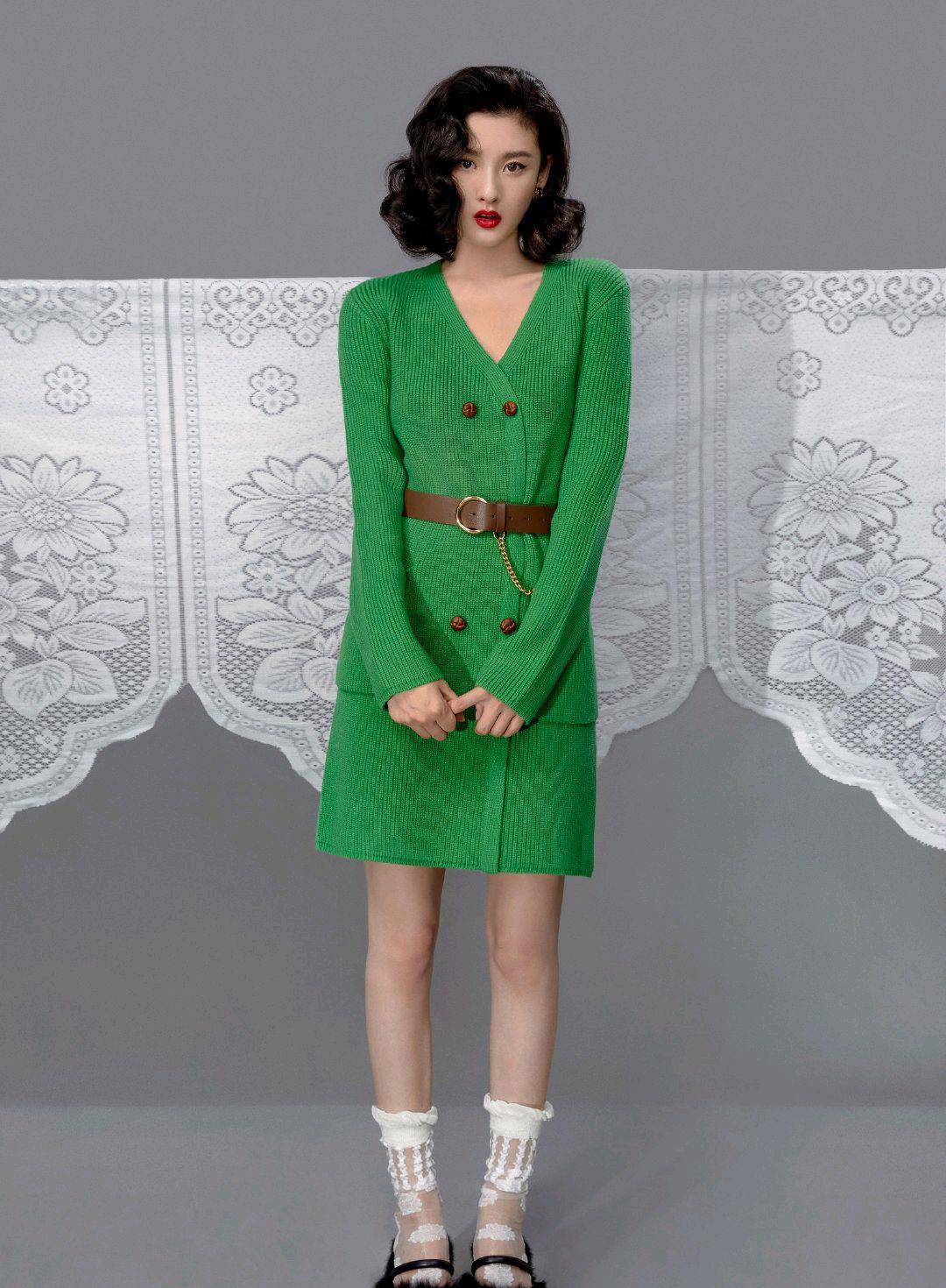 复古|蜂窝头配奶奶毛衣，宋祖儿变身复古挂历女郎，浓密的发量让人羡慕