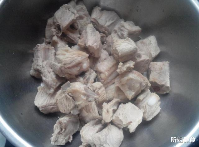 排骨|给排骨焯水，为何排骨反倒变得又腥又柴？才知道，原来是用错了水