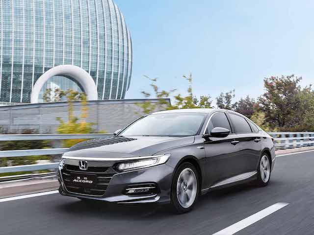 「日产天籁」全球十佳发动机,20万预算,这4款中型车你怎么选?