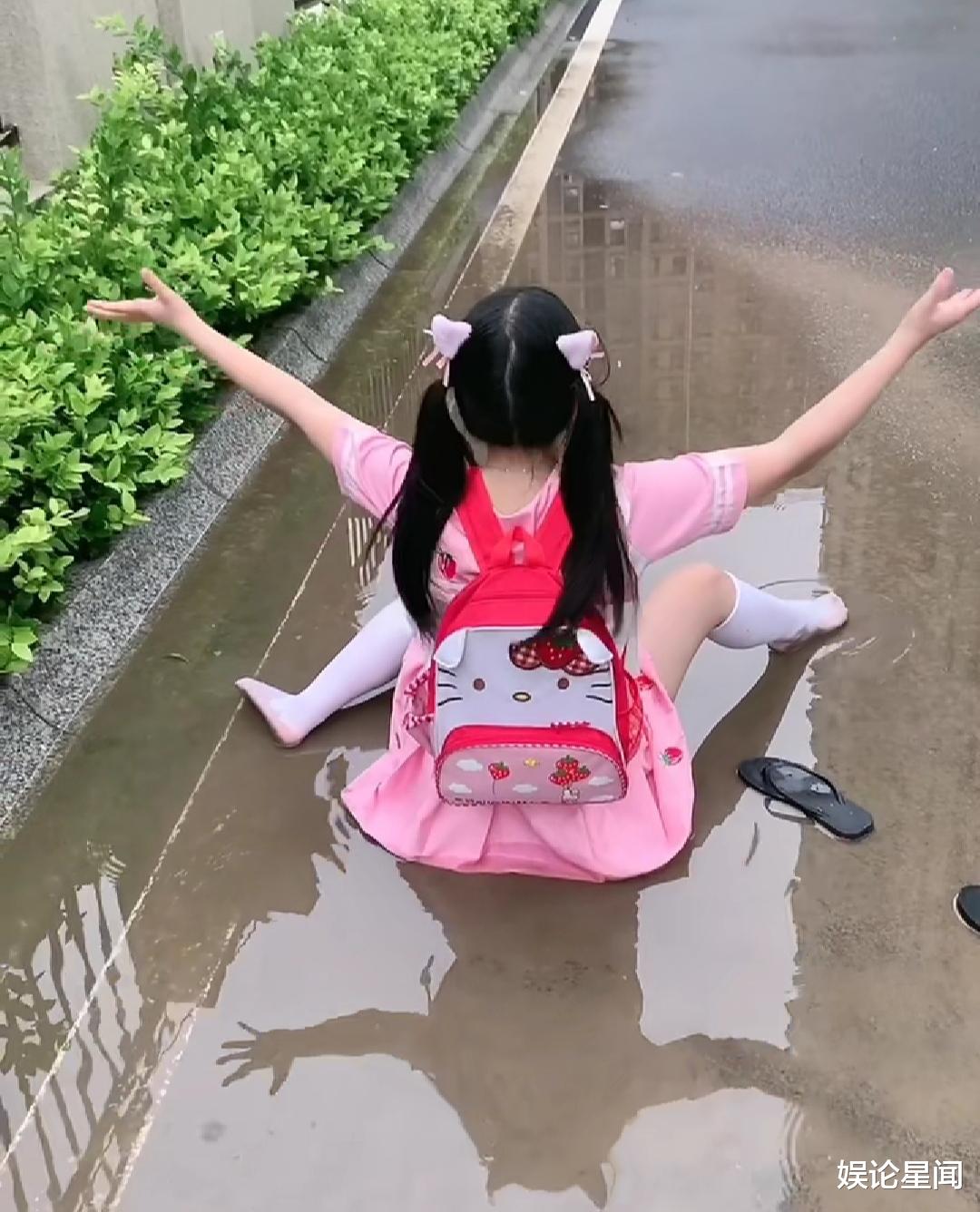 『萝莉』双马尾萝莉穿着粉色学生装坐在水洼里，不会湿吗？
