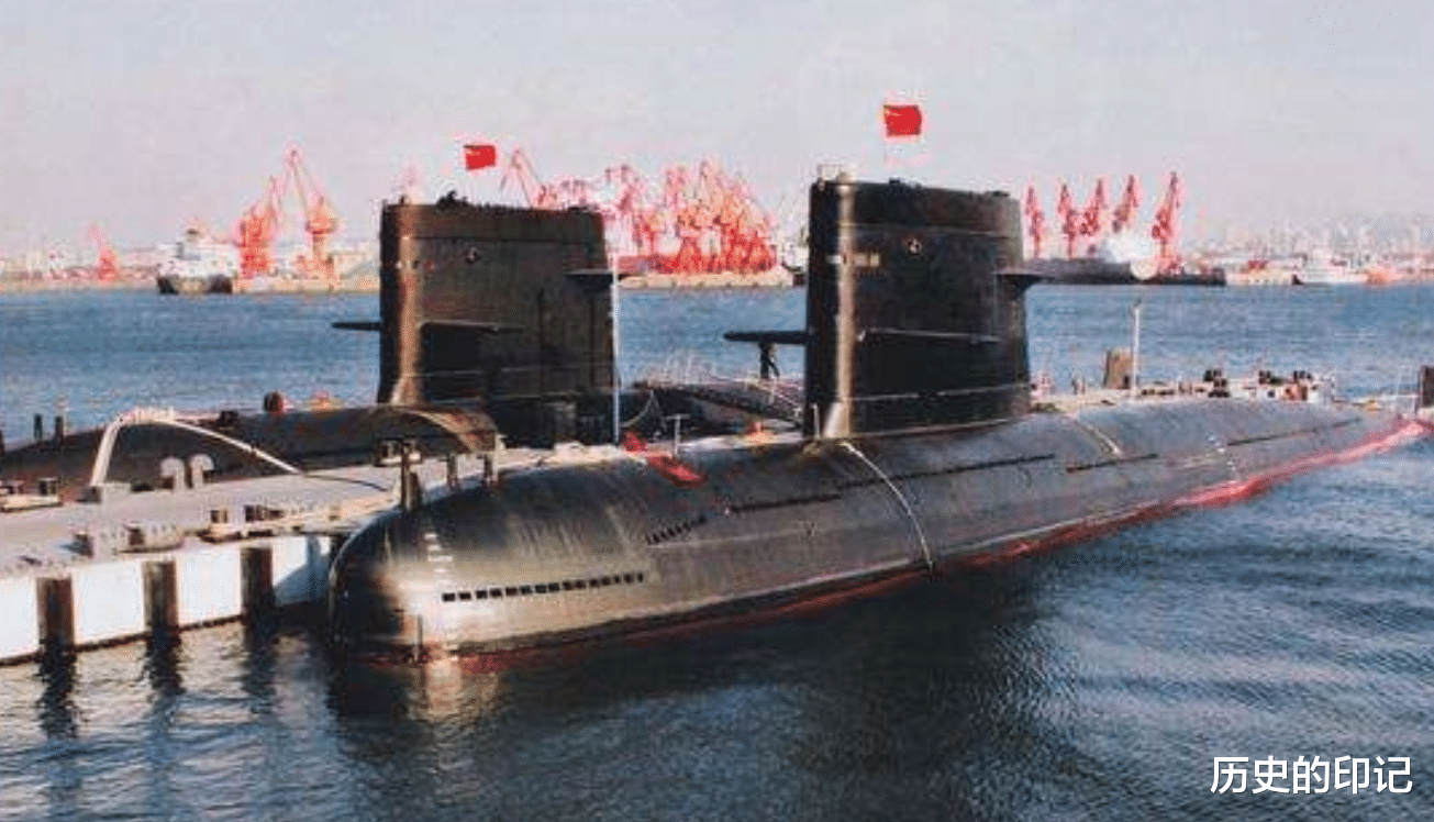 「潜艇」威海渔民发现一艘异样潜艇，打开舱盖后才发现，70名海军早已长眠