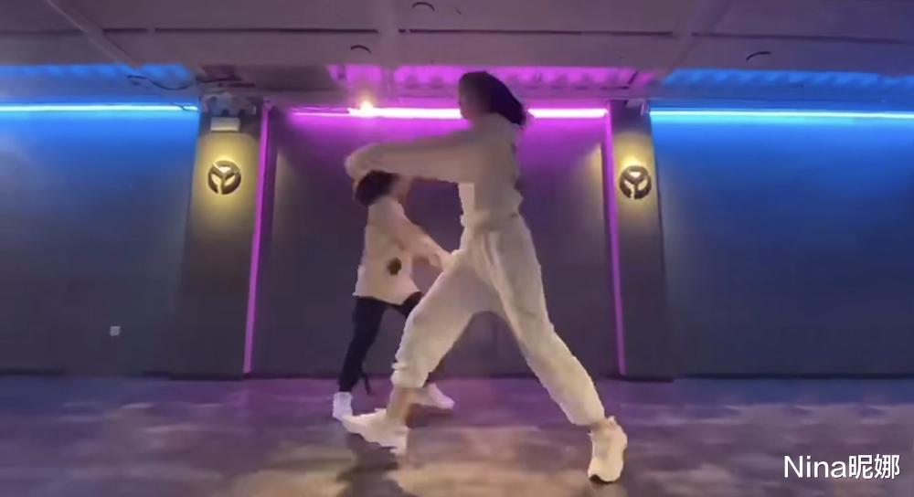 小苹果|章子怡晒小苹果夺冠视频，15岁穿露脐装热舞，170身材碾压后妈章子怡