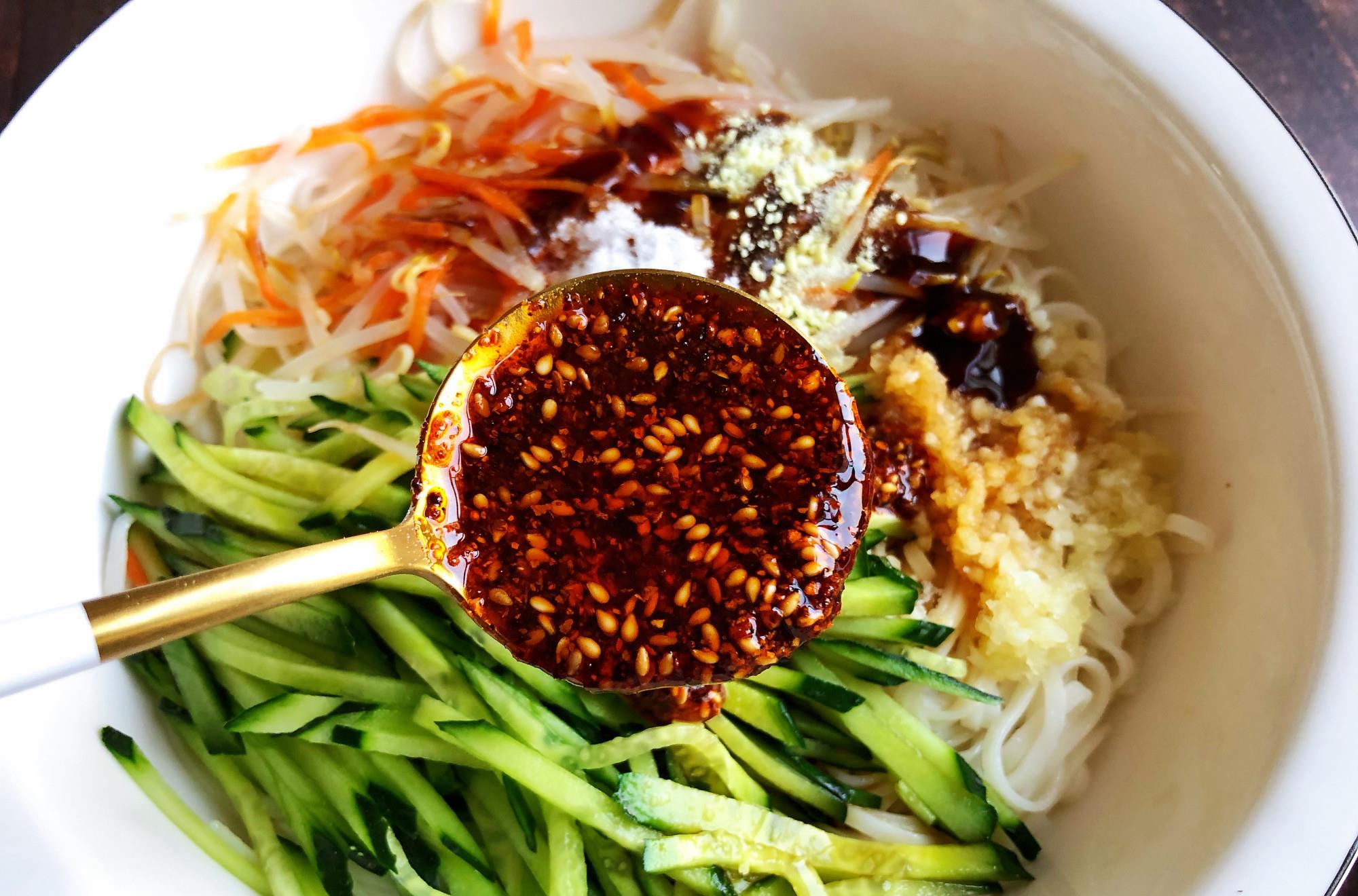 『面条』懒人拌面条！10分钟敲定，酸爽开胃，老公一次3盘不够吃