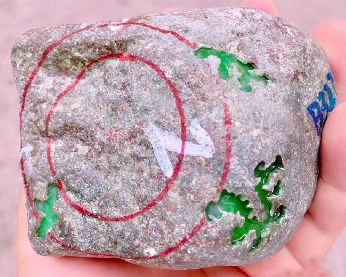 翡翠▲十年无人过问的翡翠原石,大哥看一眼就认定买下,切开瘫倒在地