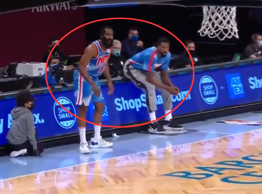 凱文·杜蘭特|太沮喪！杜蘭特拿球砸頭，看看場邊哈登的反應，大哥范十足