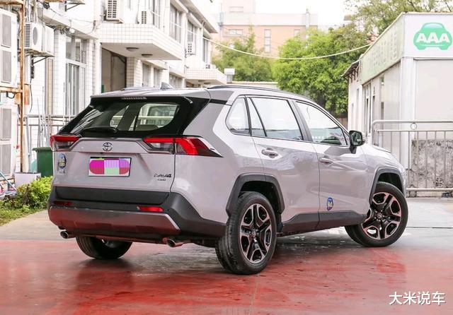 「丰田RAV4」丰田成功了！SUV上市一分不降，30天销量破万，百公里5L，力压途岳