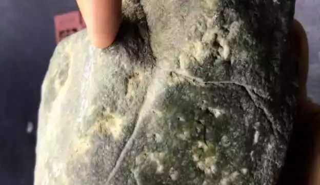 [翡翠]10000淘的莫西沙原石，冰种手镯没切出来，却没想到有了意外之喜！