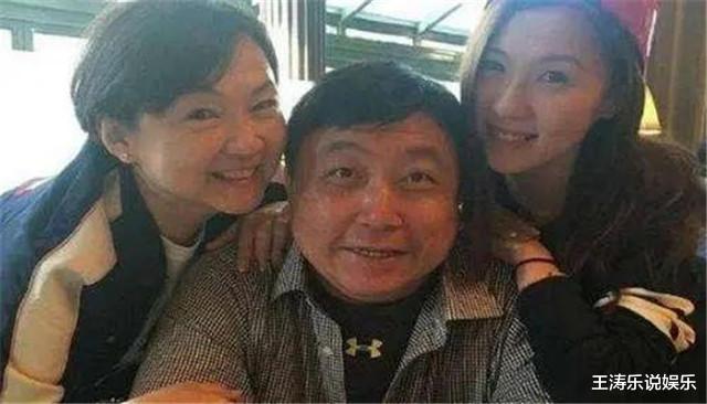 王晶|王晶老婆近照曝光,看到长相后才大悟,为什么当年邱淑贞输了