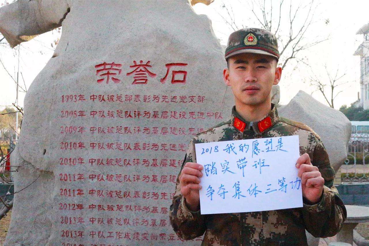 『中美』终于明白军装左胸的“马赛克”到底是什么？中美差别原来这么大