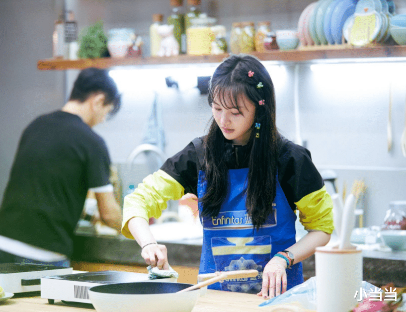 「美甲」郑爽带火了“毒液美甲”,当她做饭给小朋友吃,真怕汁液掉下来!