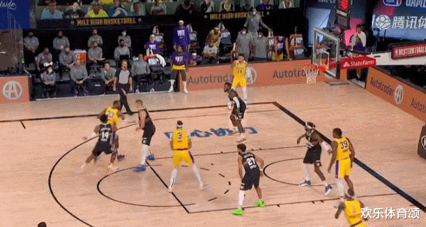 德怀特·霍华德|两次要球全被无视!霍华德三秒后点燃全场,戴维斯害臊吗,詹姆斯惭愧吗