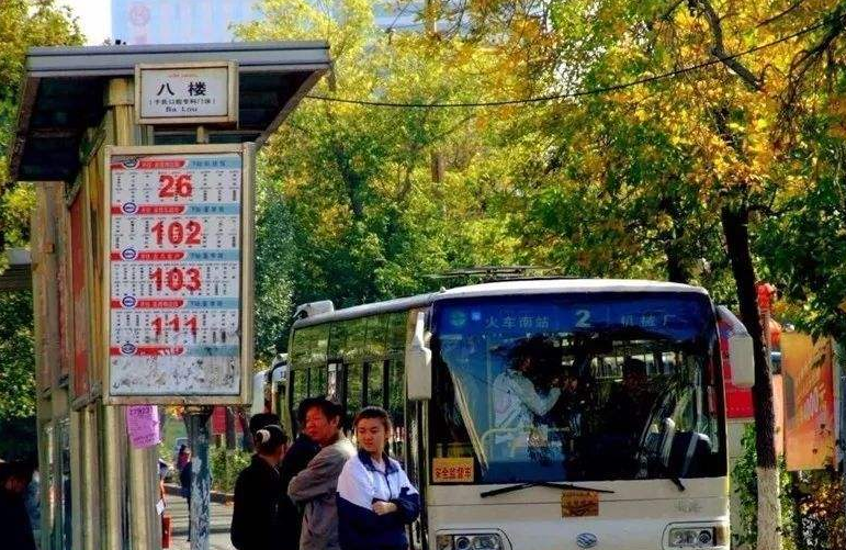 『』活了20年，才知道刀郎歌词里“八楼二路汽车”是什么意思，还真有