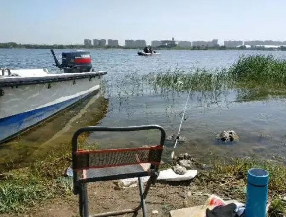 溺水:鱼竿被大鱼拖走 男子下水追赶不幸溺亡 目击者:鱼还在钩上,人没了