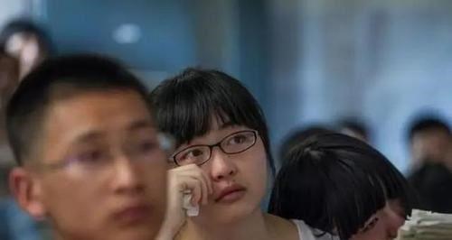 |高考生估分450痛哭：我那么努力，为什么要和200分的一样读大专？