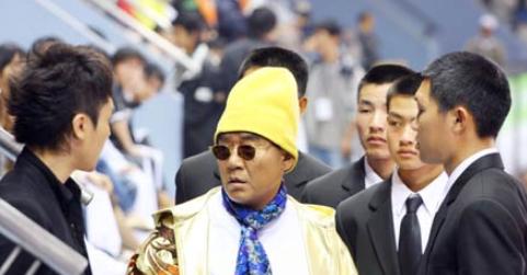 李立群@“限薪令”下，继杨烁罢演，“见钱眼开”的李立群会跌下神坛吗？