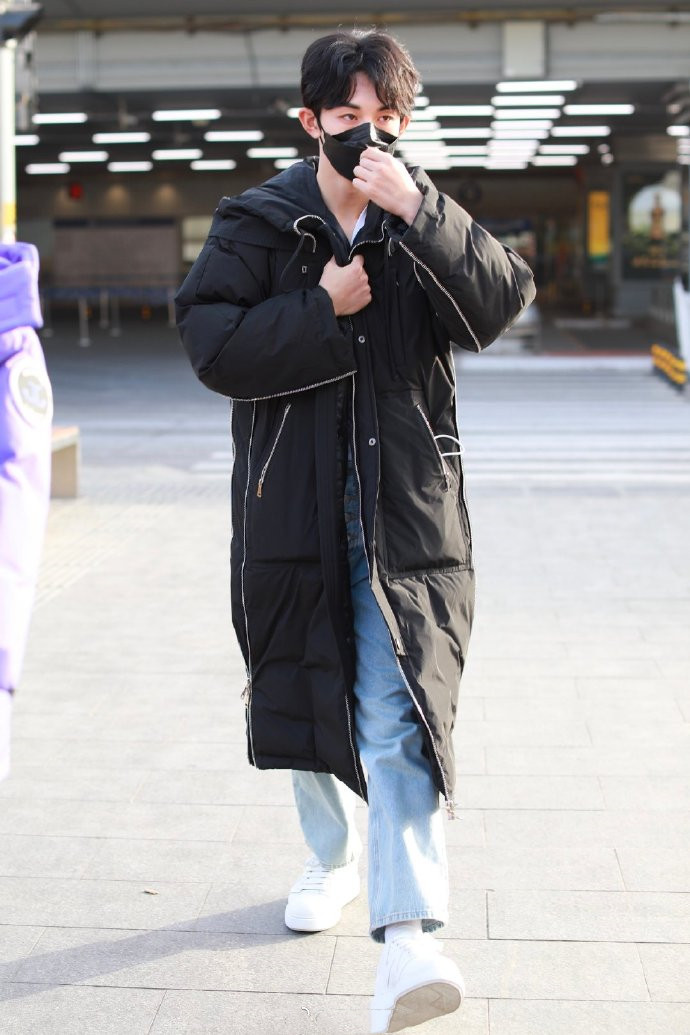 穿衣搭配|陈志朋瘦身成功后真任性，走机场棉服臃肿裤子也邋遢，倒是挺新潮