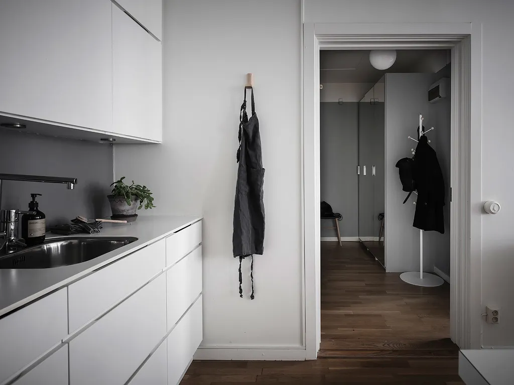 []公寓家具：49㎡小公寓卧室全刷黑，还有令人羡慕的阳台和衣帽间！