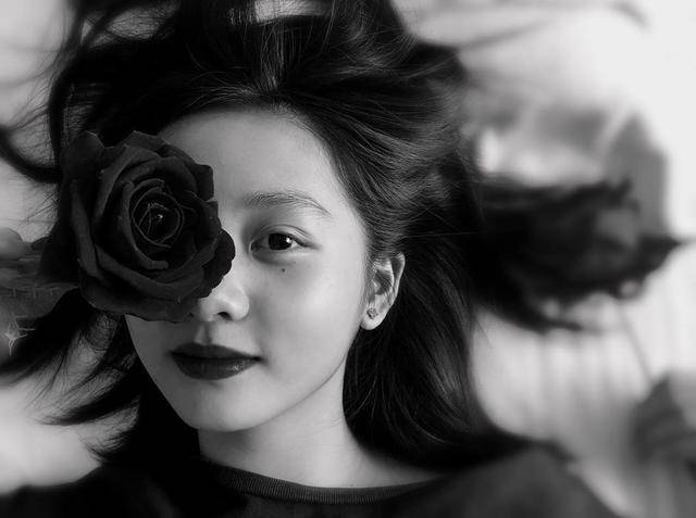 孙莉|多多晒黑白写真叹人生哲理，玫瑰花遮目，泪痣抢镜，宛若年轻孙莉