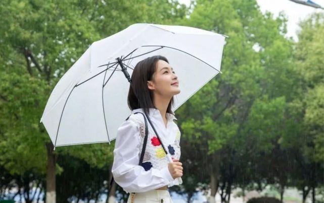 李沁|演女主剧不火,演女配剧火人不火,演技碾压一片小花却命里缺红?