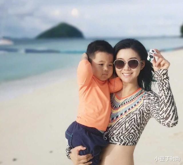 粉色|李小萌少女感无敌了,穿粉色连衣裙配高马尾甜美减龄,像20岁