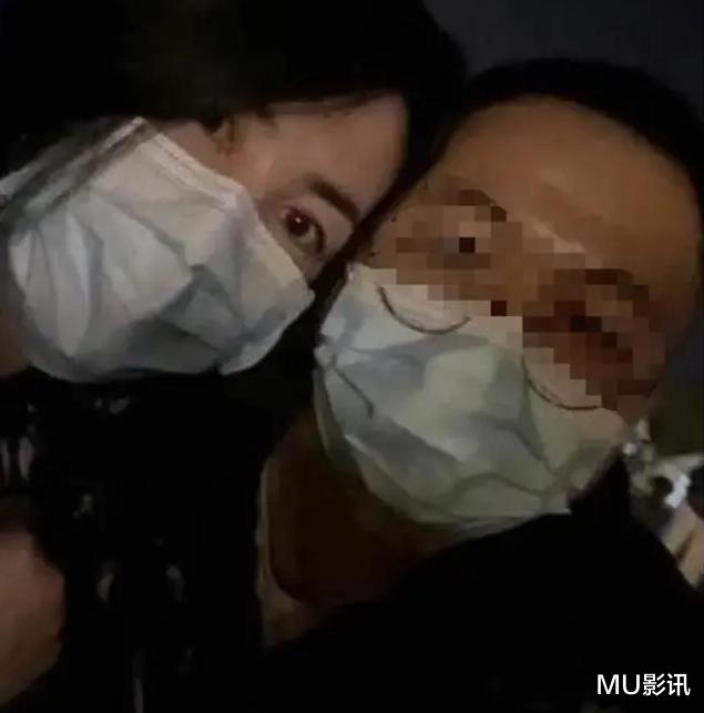 王菲|51岁王菲在草莓音乐节蹦迪，大方与男粉贴脸合影，场面太轰动