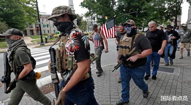 [美国]“白人滚出美国”！美“起义军”与白人激战一夜，白人被打脑出血