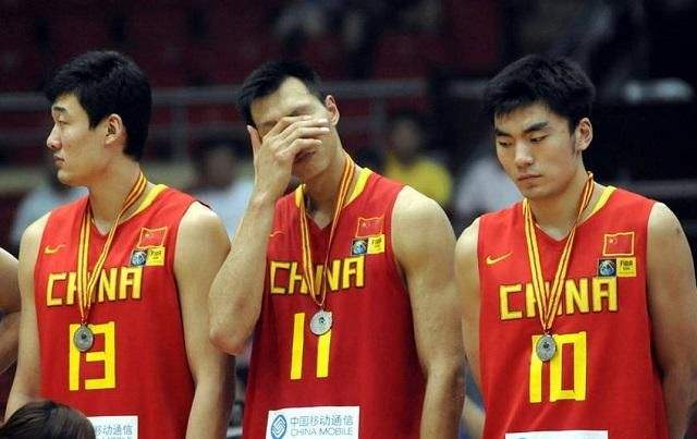 「孙悦」中国男篮偷笑门，源于朱8一句笑话，孙悦黑锅背了整整11年