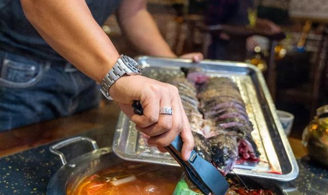 [辣椒]昆明传说中最好吃的鱼馆，火了20多年，一天能卖一吨鱼