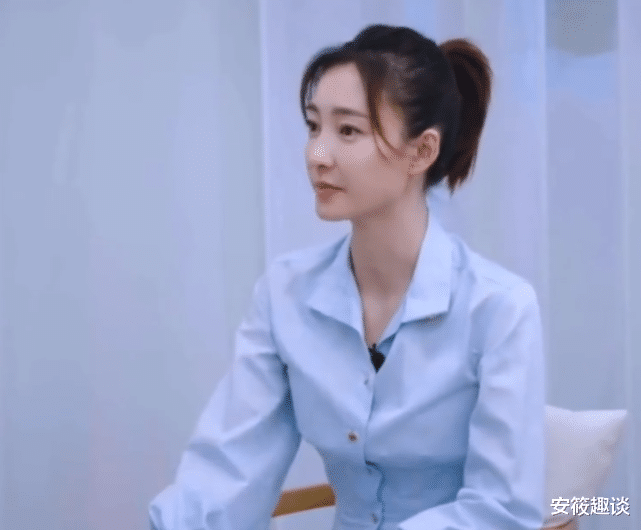 王丽坤▲王丽坤穿连衣裙接受采访，谁注意她的“坐姿”？修养是装不来的