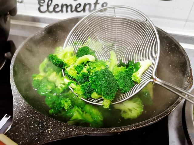 「西兰花」关晓彤晒出减肥食谱，全是妈妈亲自搭配，难怪个高还那么瘦，服气