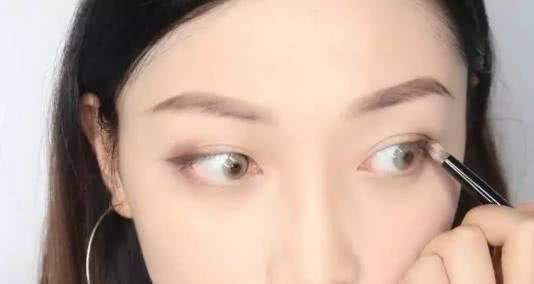 「浓妆」天生带浓妆的女孩，有这4个特征！占1个就很美，第4个可遇不可求～