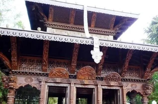 【】世界上唯一的蛇庙，寺内到处都是青蛇，可游客依旧络绎不绝