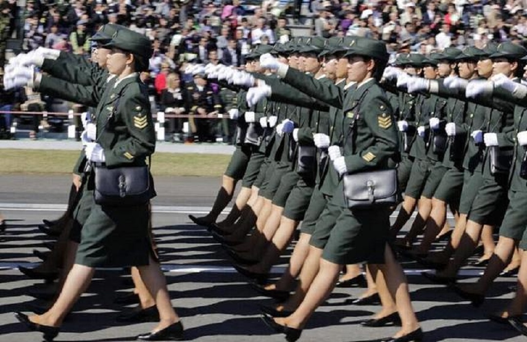 日本閱兵時，女兵總是挎著一個黑色皮包，裡面裝的是什麼？-圖6