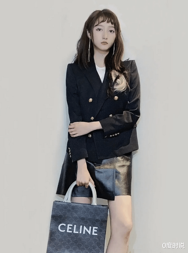 关晓彤|关晓彤剪韩式刘海，配上“卧蚕妆”之后，终于懂了她男友的审美