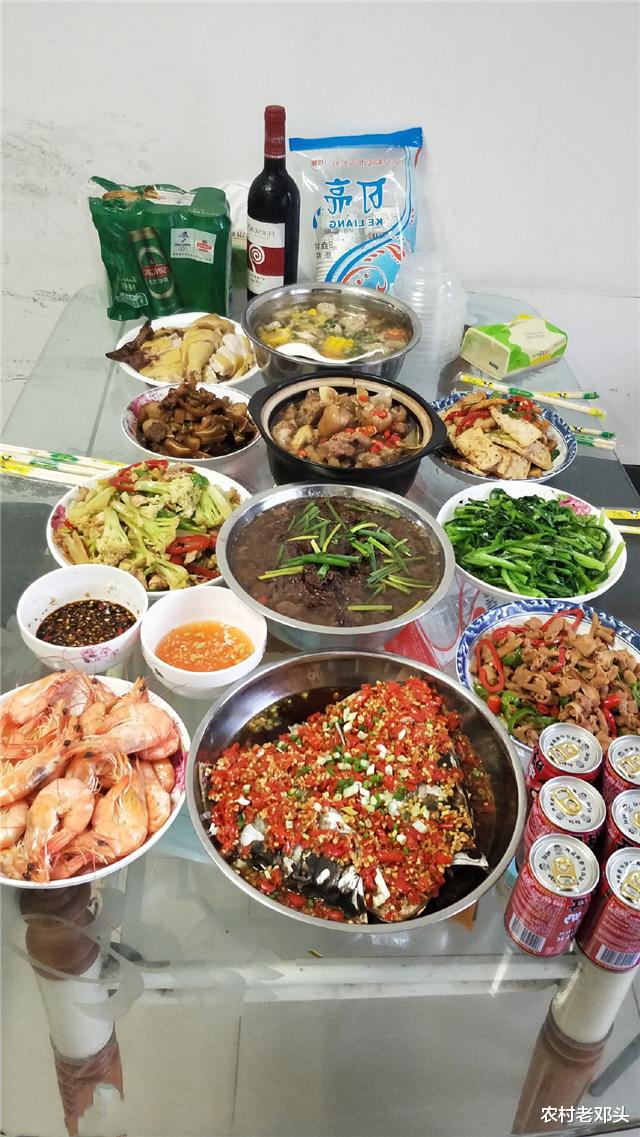 鱼头|老公请发小来家里玩，我顶着高温下厨招待，上桌后觉得倍有面子！