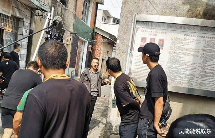 孙红雷|孙红雷晒自拍炫耀减肥成果，?眼睛变大下巴变尖，并cue黄磊和黄渤